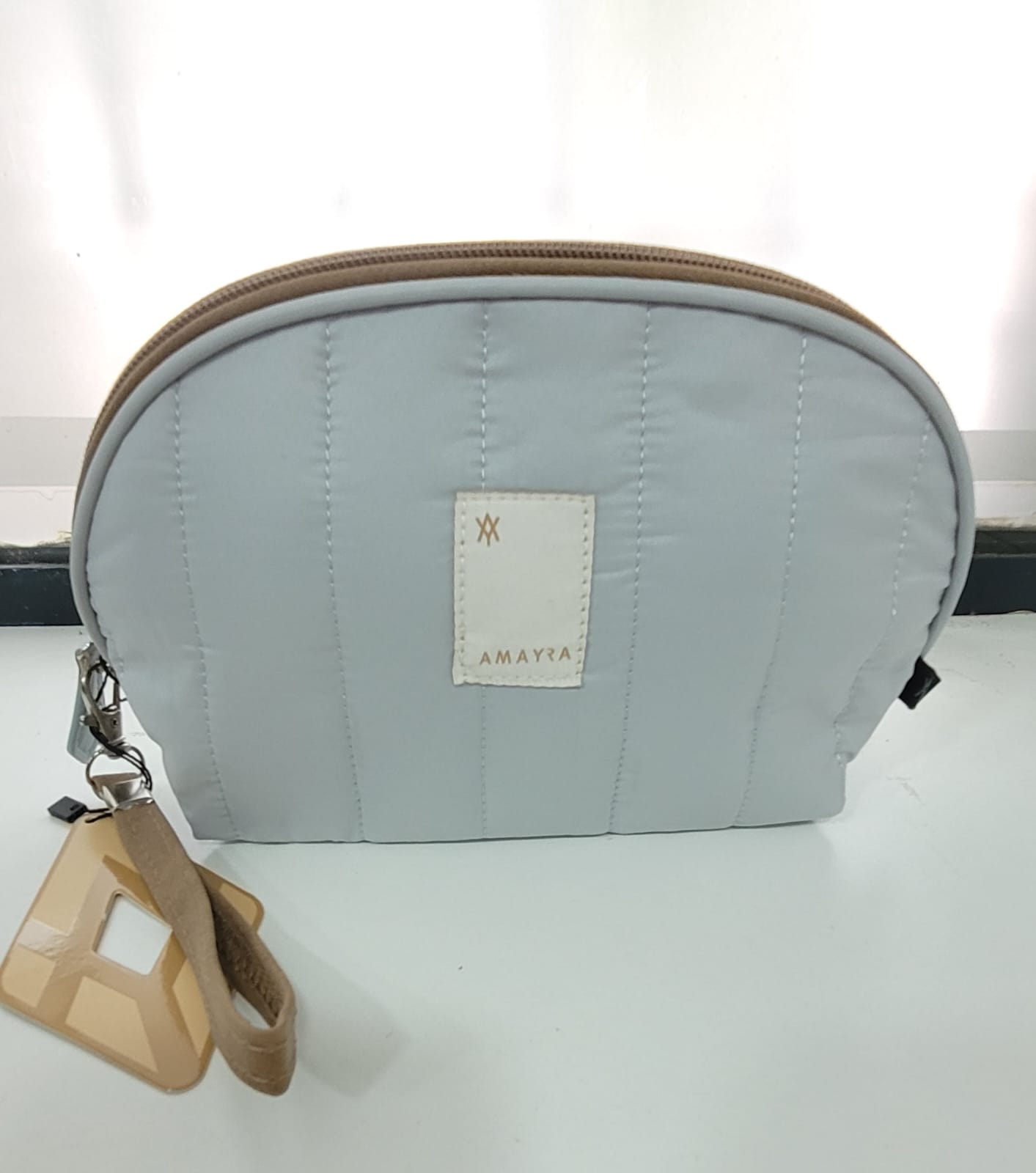 PORTA COSMETICO / MONEDERO GRIS CON CIERRE Y COSTURAS MARRON