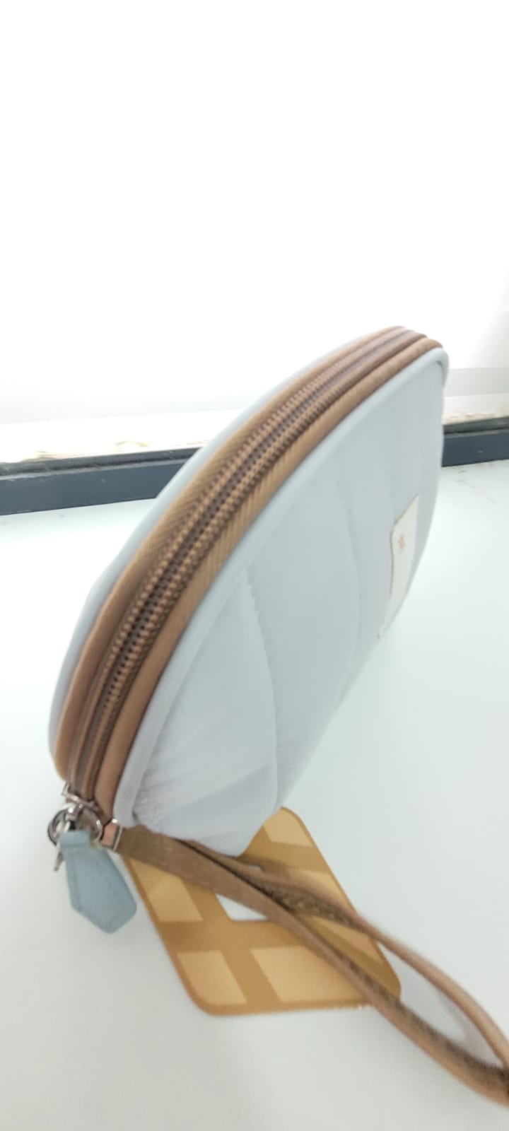 PORTA COSMETICO / MONEDERO GRIS CON CIERRE Y COSTURAS MARRON - Imagen 3