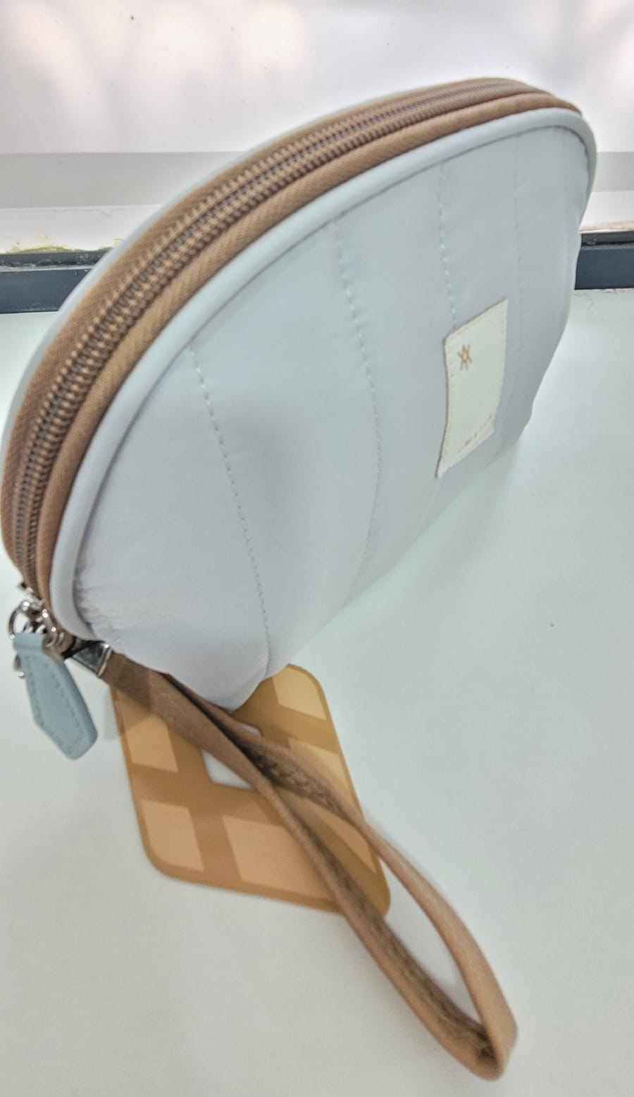 PORTA COSMETICO / MONEDERO GRIS CON CIERRE Y COSTURAS MARRON - Imagen 2