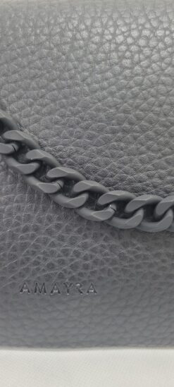 Alternative view of CARTERA DE CUERO NEGRA AMAYRA CON CORREA DE CADENA CORTA