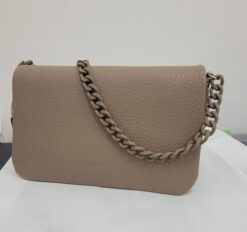 CARTERA DE CUERO VISON AMAYRA CON CORREA DE CADENA CORTA