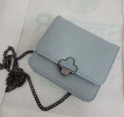 CARTERA MINI DE CUERO CELESTE CON CORREA LARGA METALICA