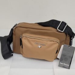 CARTERA BANDOLERA "LAS OREIRO " MARRON TELA IMPERMEABLE