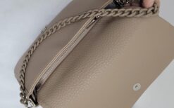 Alternative view of CARTERA DE CUERO VISON AMAYRA CON CORREA DE CADENA CORTA